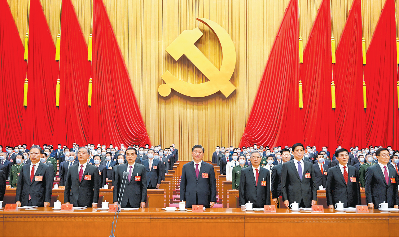 10月16日,中国共产党第二十次全国代表大会在北京人民大会堂开幕。这是习近平、李克强、栗战书、汪洋、王沪宁、赵乐际、韩正、胡锦涛在主席台上。新华社记者 李学仁 摄
